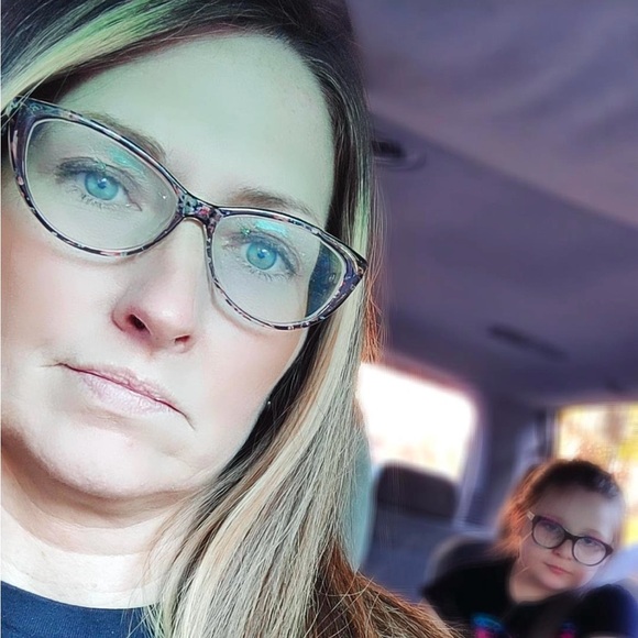 Meet your Posher, Elizabeth - Picture 2 of 2